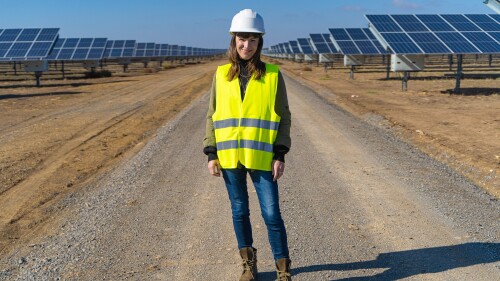 denise-hugo-vor-dem-solarpark.jpg